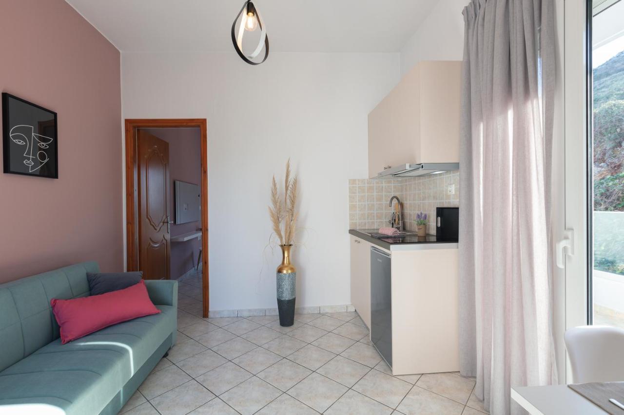 Pietra Di Mare Aparthotel Petres  Bagian luar foto