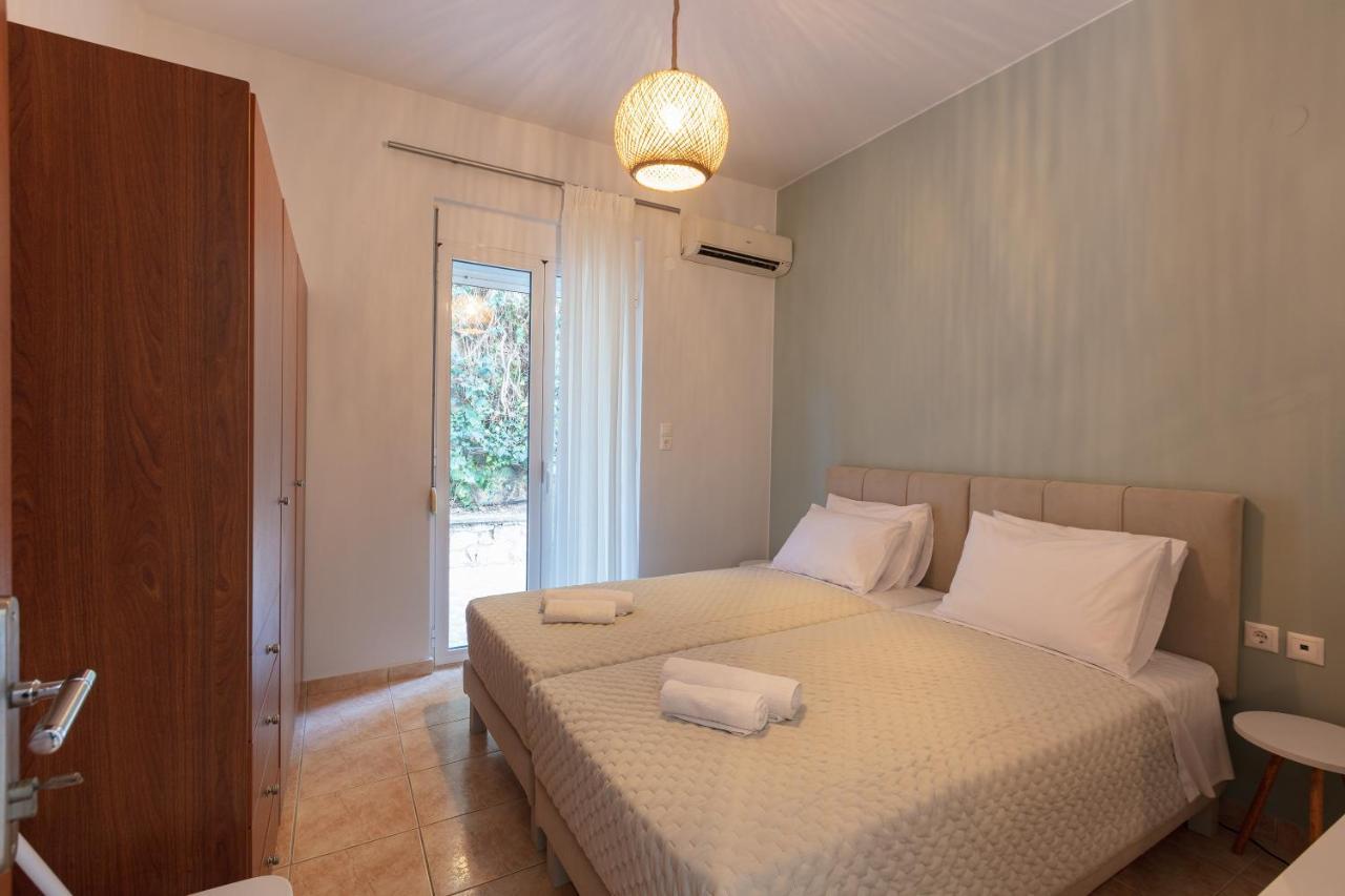 Pietra Di Mare Aparthotel Petres  Bagian luar foto