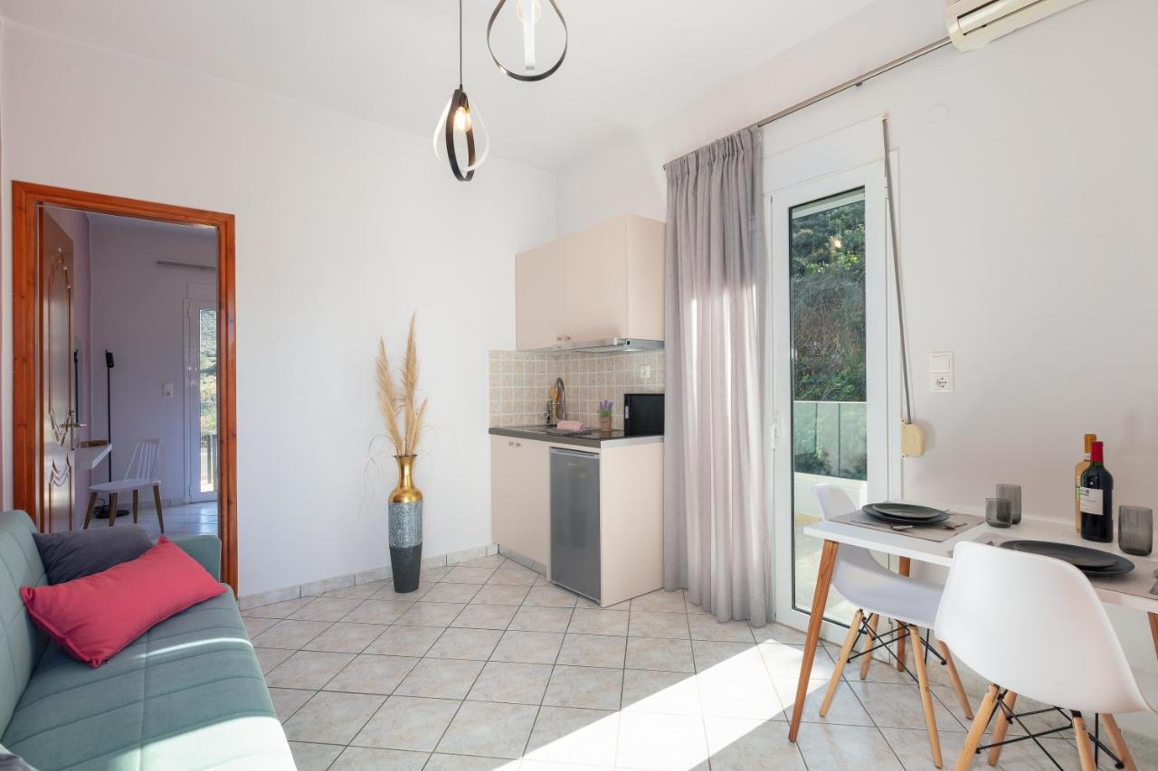 Pietra Di Mare Aparthotel Petres  Bagian luar foto