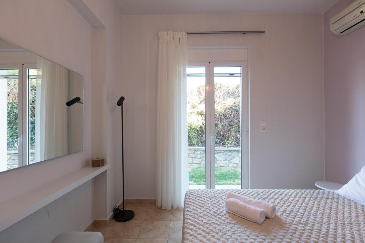 Pietra Di Mare Aparthotel Petres  Bagian luar foto